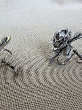 Vintage-Style Silver Floral Clip-On Earrings - Silver Rose Design